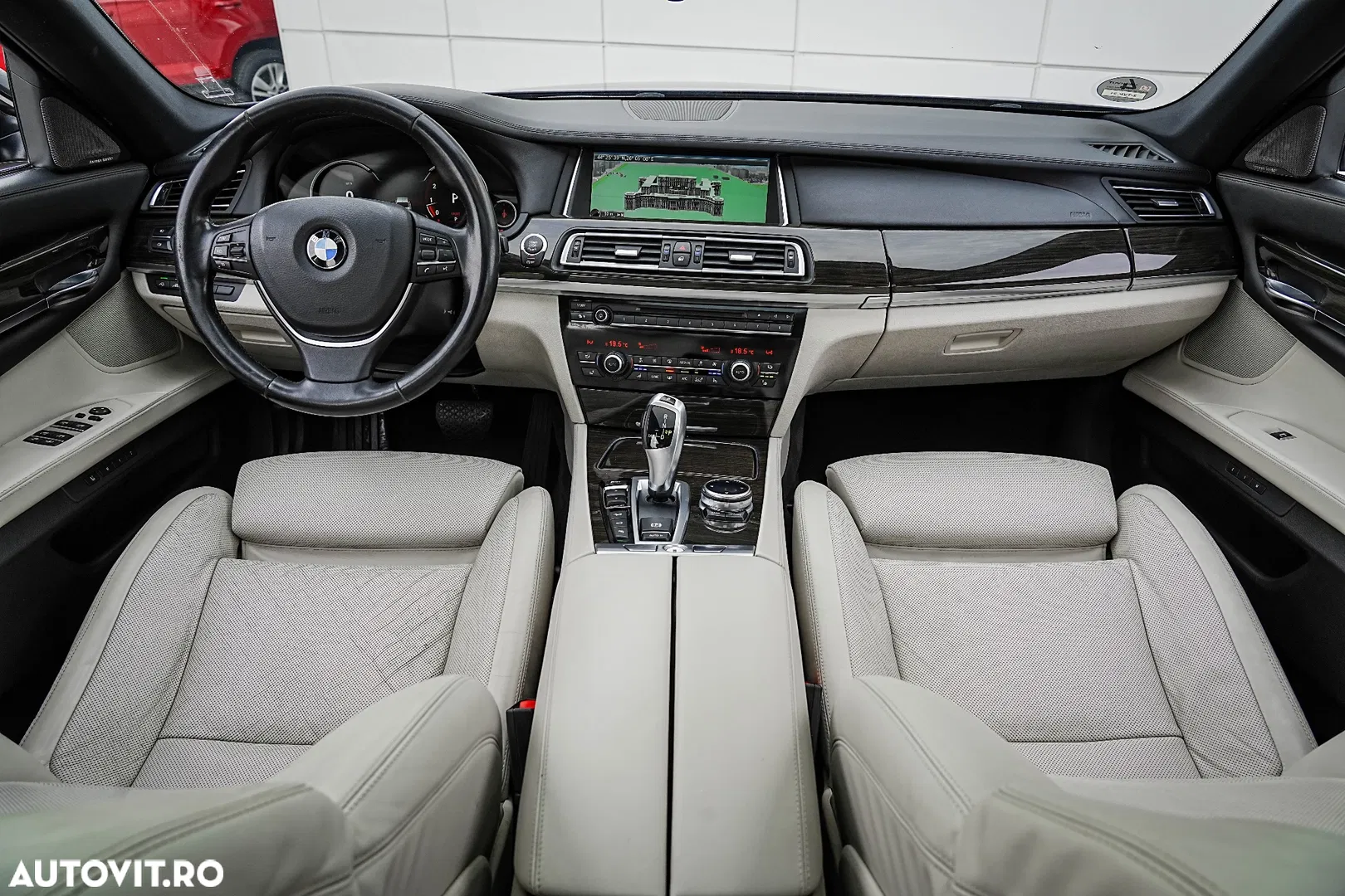 2014 BMW Seria 7 750i xDrive Edition Exclusive, photograph 3
