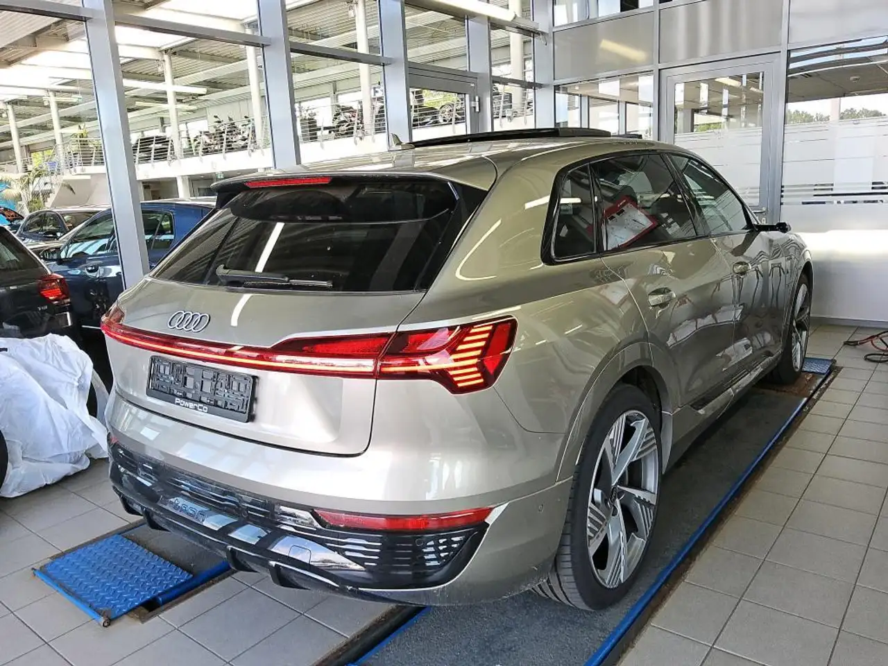 2024 Audi Q8 e-tron 55 S line ACC AHK HuD PANO MASSAGE 22Z, photograph 6