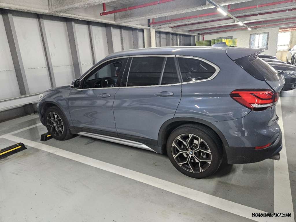 2022 BMW X1 xDrive20i, photograph 2