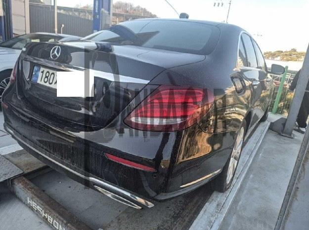 2018 Mercedes-Benz E300, photograph 2