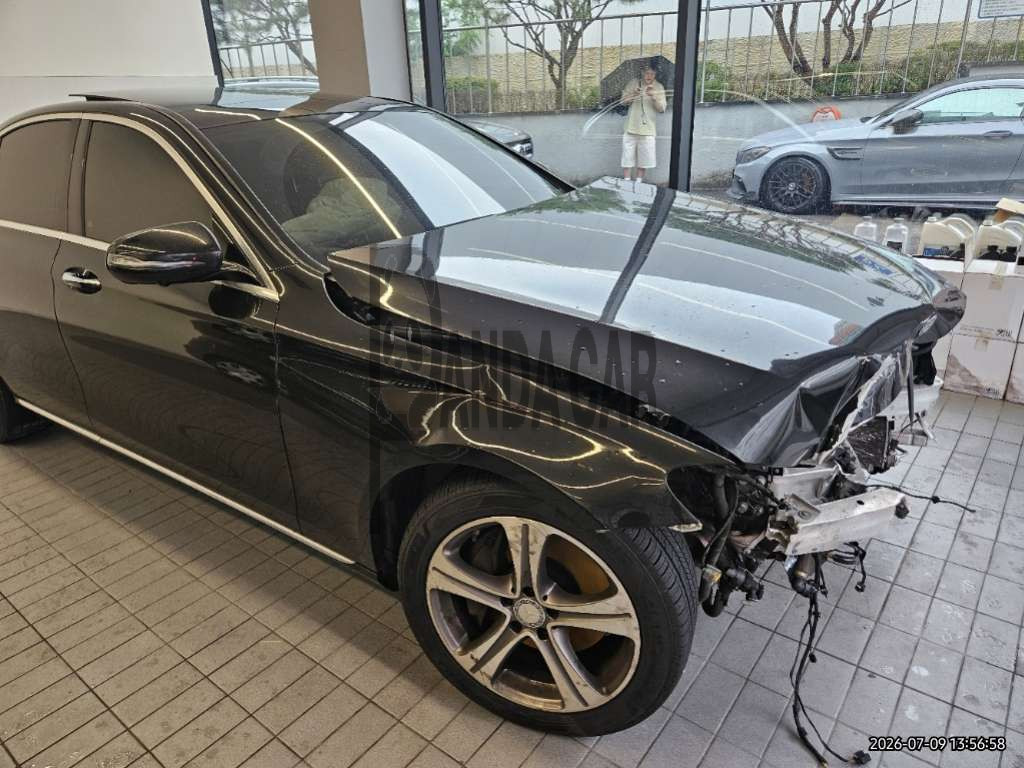 2017 Mercedes-Benz E300 4Matic, photograph 5