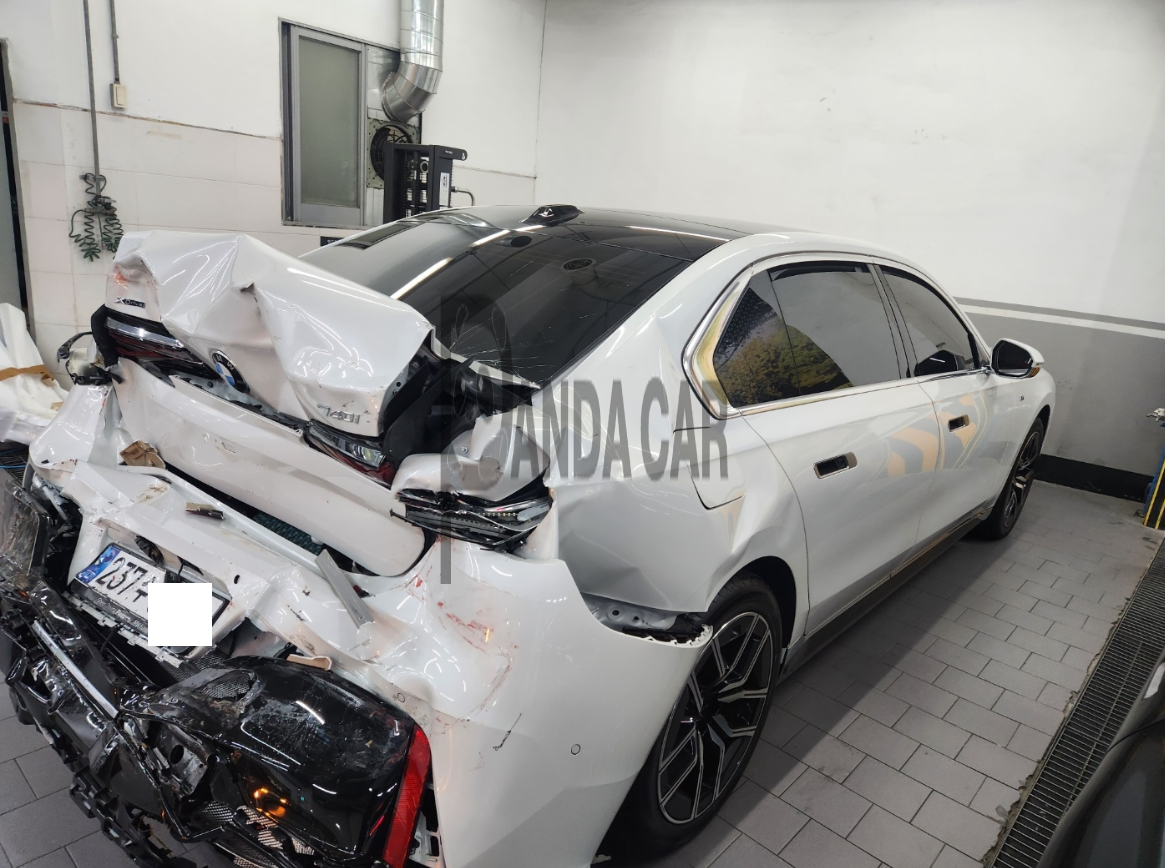 2025 BMW 740i xDrive, photograph 1
