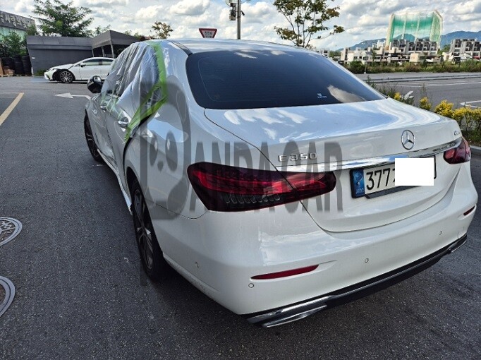2021 Mercedes-Benz E350 4MATIC, photograph 3