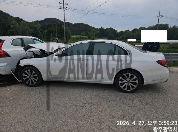 2020 Mercedes-Benz E 300 4MATIC, photograph 3
