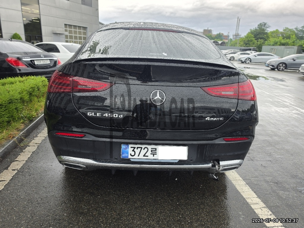2026 Mercedes-Benz GLE 450 d 4MATIC Coupe, photograph 2