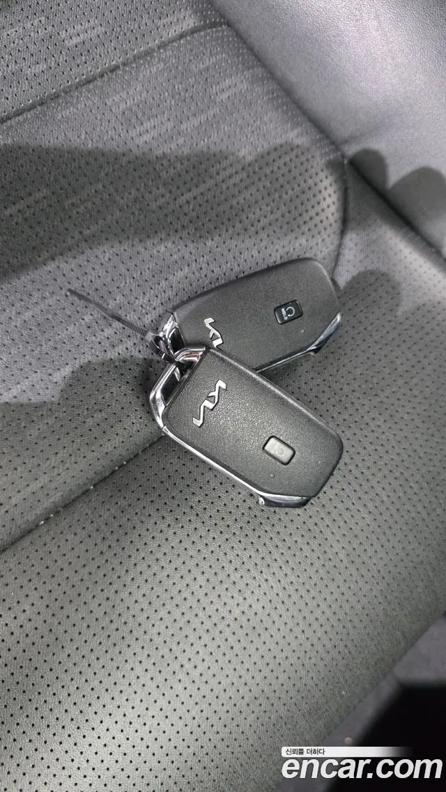 Kia Niro Prestige — photo 1 of 33