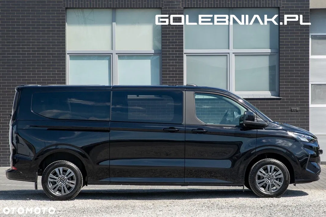 Ford Tourneo Custom — photo 1 of 4