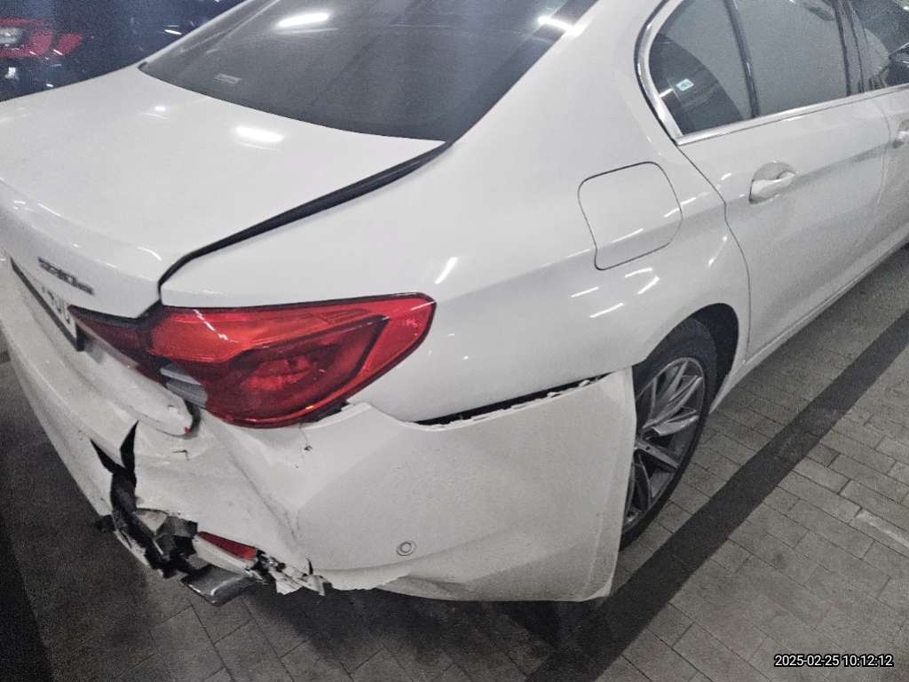 2020 BMW 530e iPerformance Luxury, photograph 3