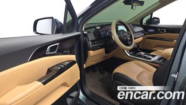 Kia Canival Diesel 7-Seater Signature — photo 1 of 31