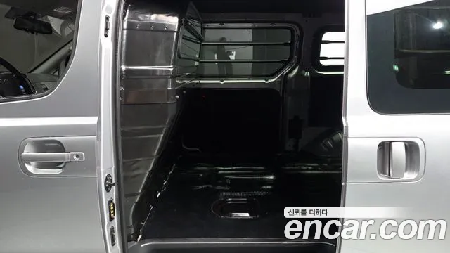 2021 Hyundai Starex Van 3-Seater, photograph 5