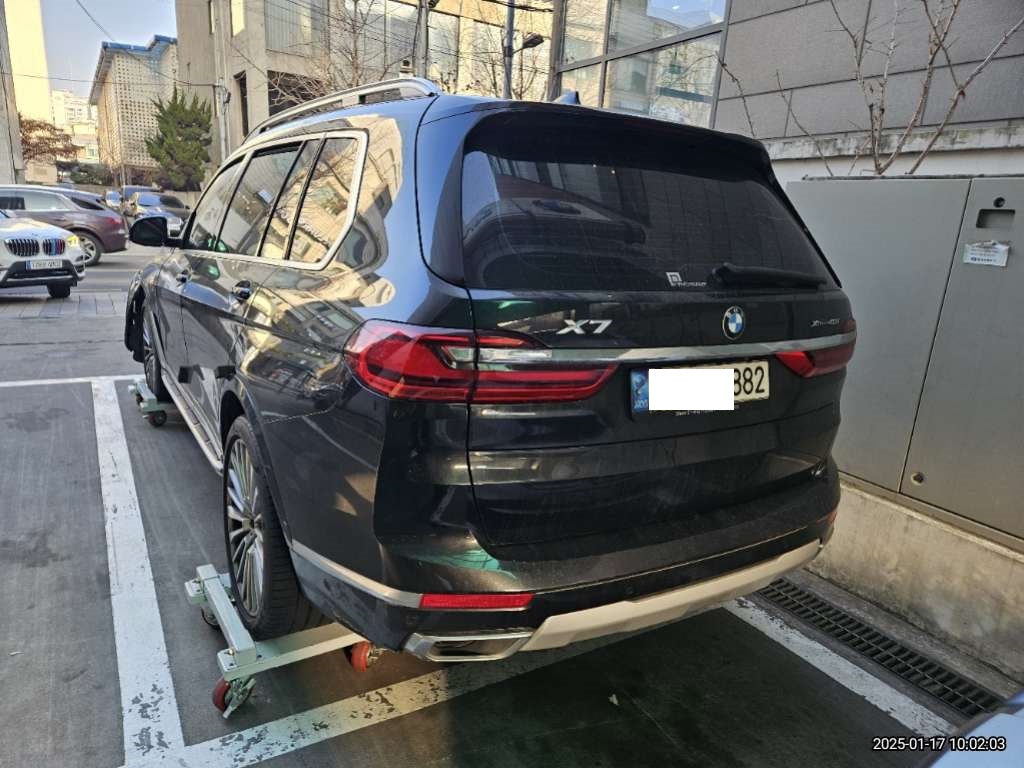 2021 BMW X7 xDrive40i, photograph 2
