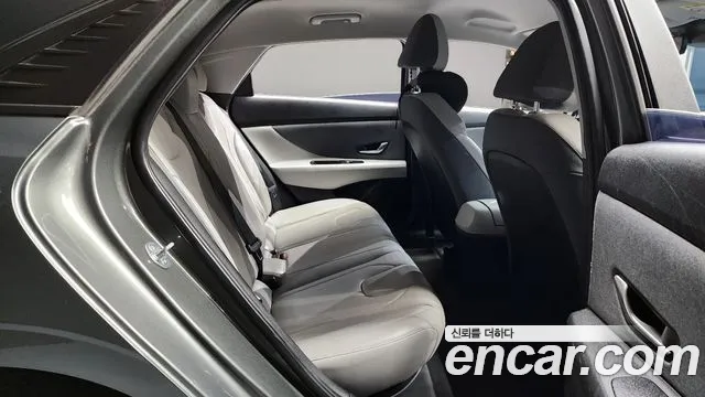 Hyundai AVANTE 1.6 — photo 1 of 20