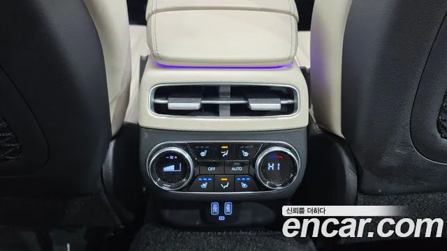 Genesis GV70 2.5T Gasoline AWD — photo 1 of 20