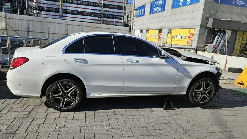 2021 Mercedes-Benz C200, photograph 4