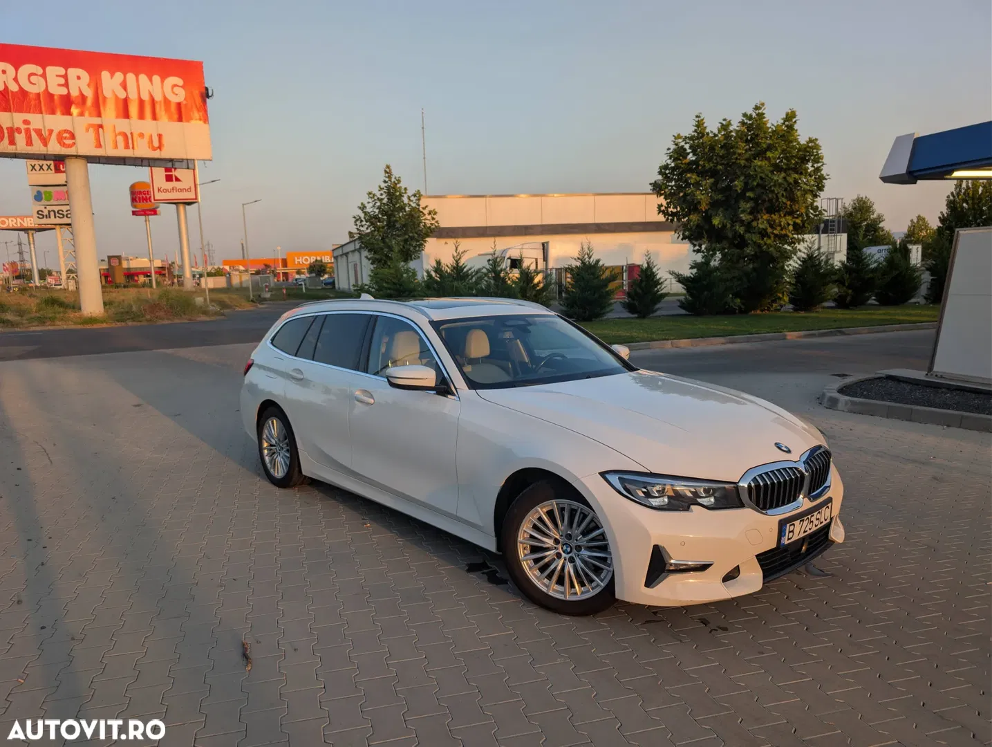 2019 BMW Seria 3, photograph 2