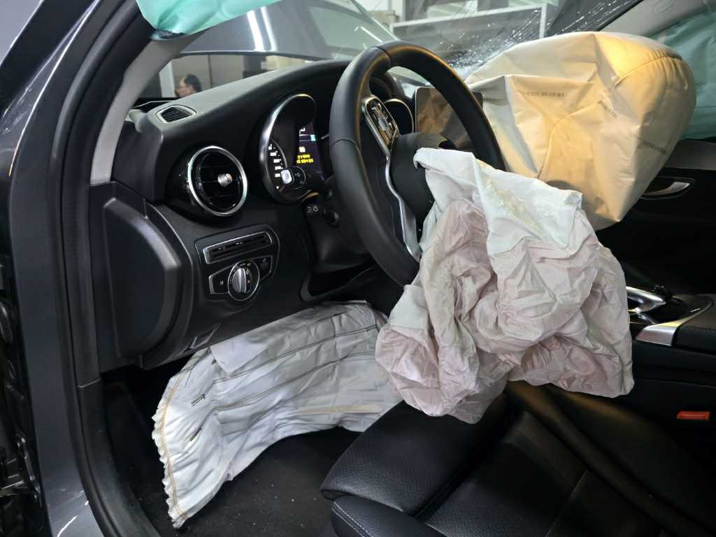 2020 Mercedes-Benz C200, photograph 2