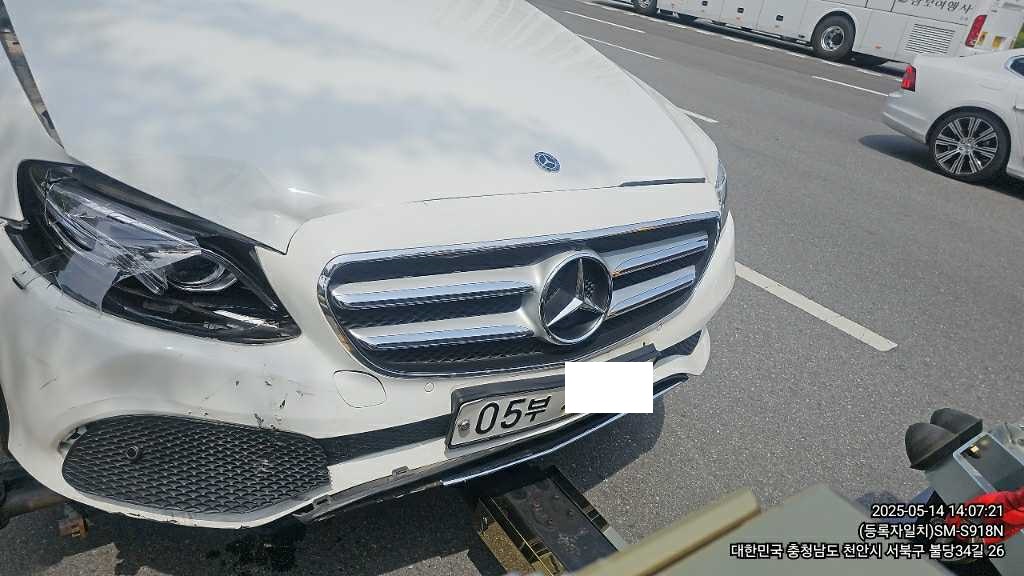 2019 Mercedes-Benz E300 4Matic, photograph 2
