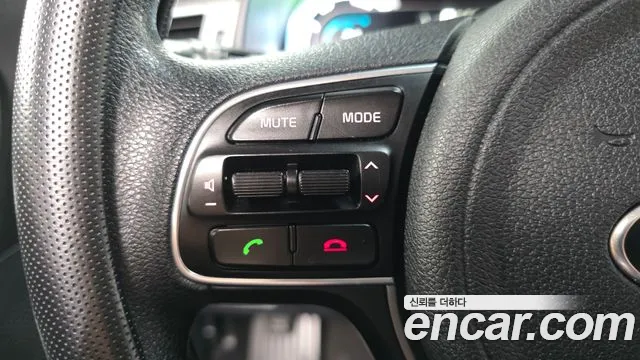 Kia Niro Luxury — photo 1 of 35