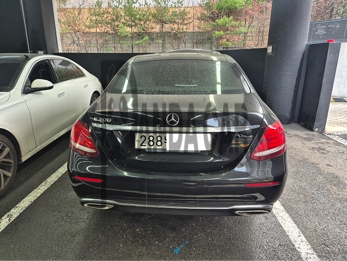 2019 Mercedes-Benz E300, photograph 1
