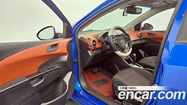 2013 ChevroletGMDaewoo Aveo LS, photograph 4