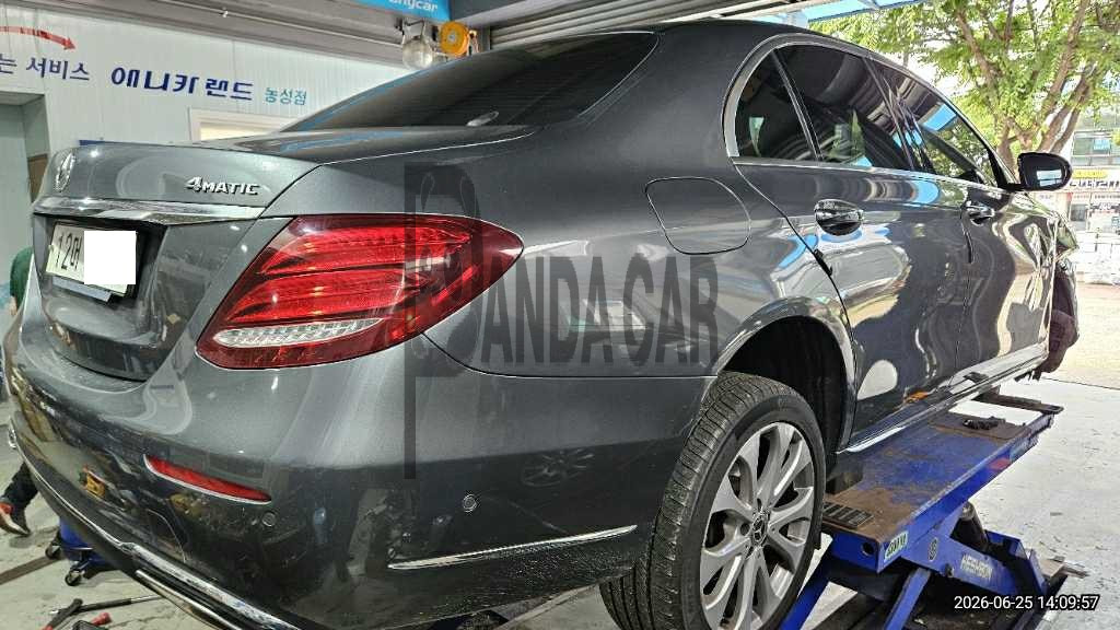2018 Mercedes-Benz E300 4Matic, photograph 3