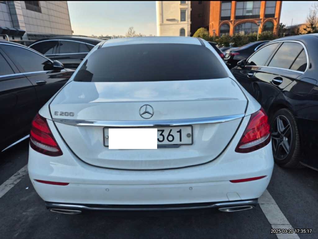 2018 Mercedes-Benz E200, photograph 2