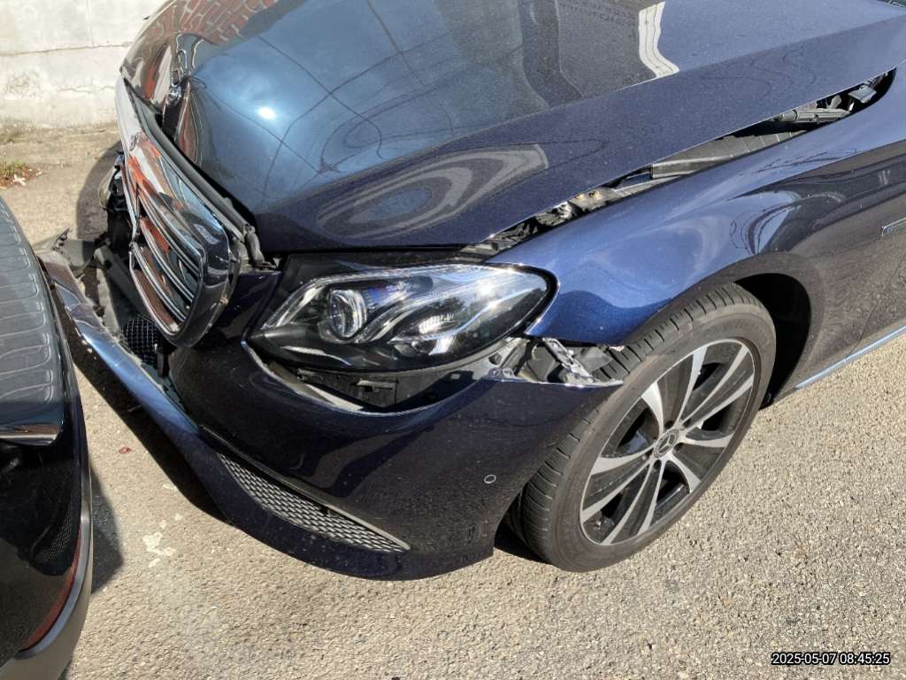 2019 Mercedes-Benz Benz E 300 e, photograph 2
