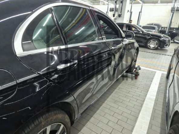 2021 Mercedes-Benz E300 e 4MATIC, photograph 3