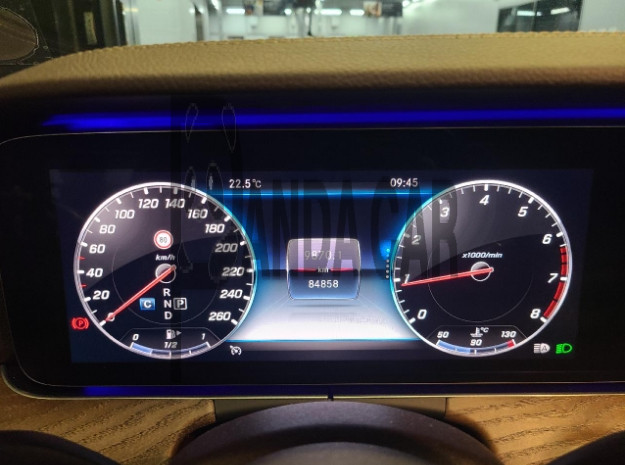 2019 Mercedes-Benz E300 4Matic, photograph 2