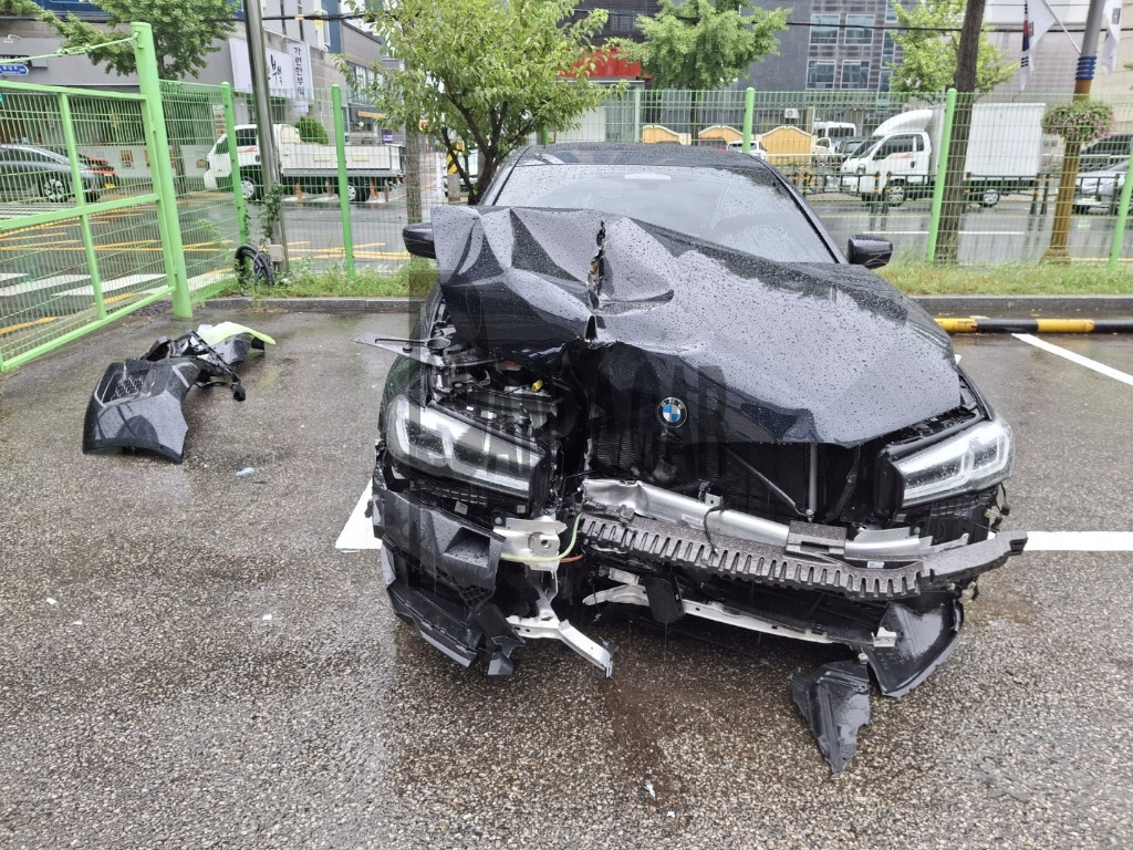 2021 BMW 530i xDrive, photograph 3