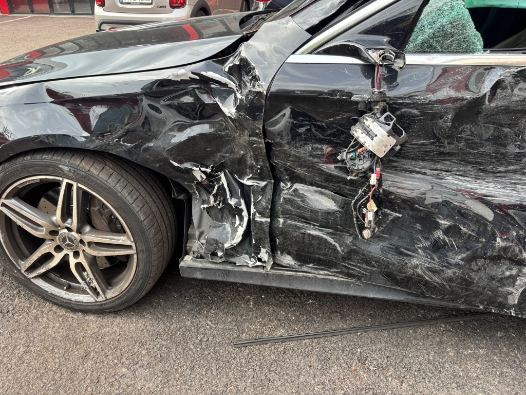 2020 Mercedes-Benz E 300 4MATIC, photograph 2