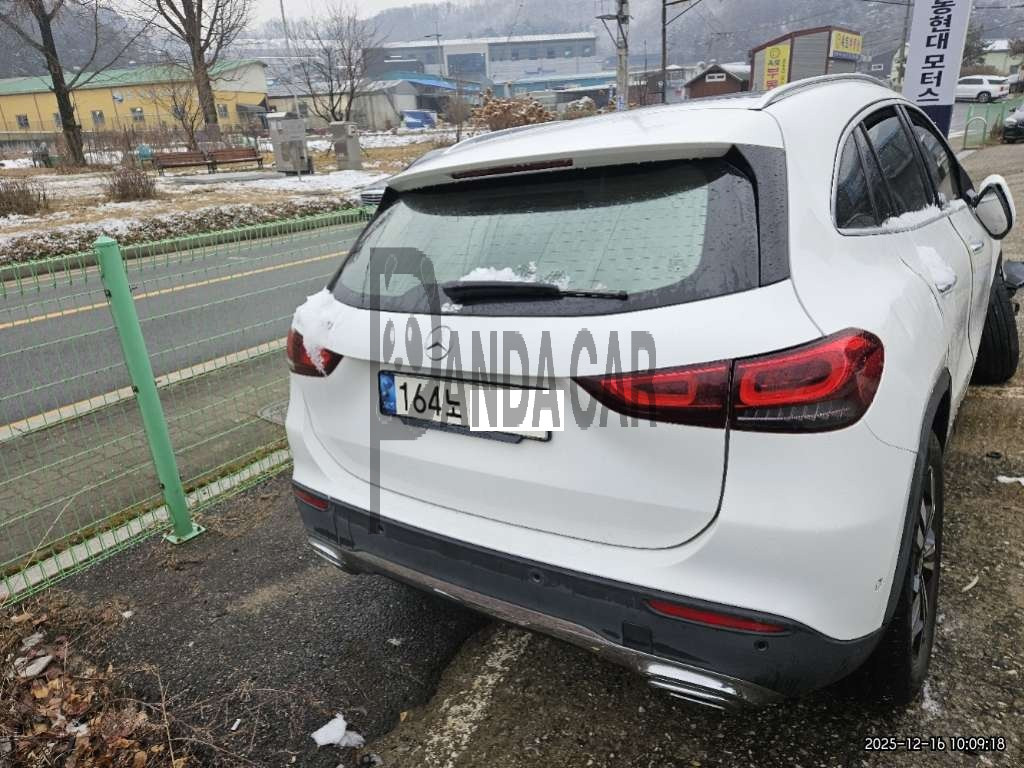 2021 Mercedes-Benz GLA220, photograph 4
