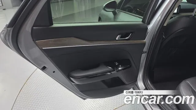 Kia K5 2.0 — photo 1 of 31