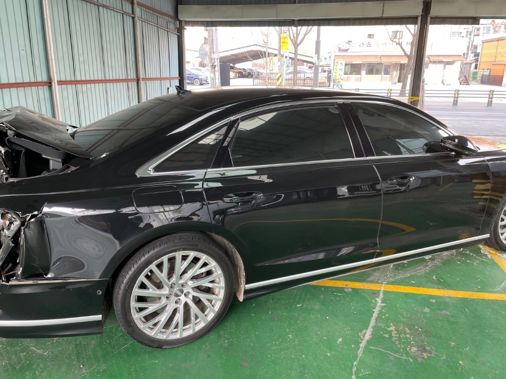 2020 Audi A8L 55 TFSI quattro, photograph 4