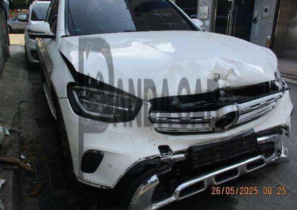 2021 Mercedes-Benz GLC300 e 4MATIC, photograph 4