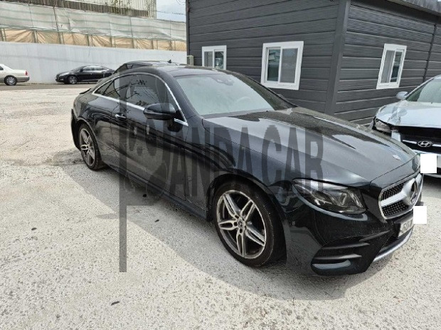 2017 Mercedes-Benz E220 d Coupe, photograph 3