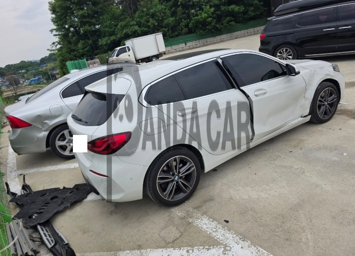 2021 BMW 120i, photograph 2