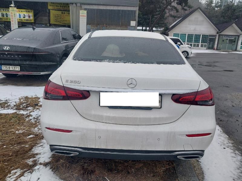 2021 Mercedes-Benz E250, photograph 3