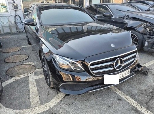 2020 Mercedes-Benz E 250, photograph 3