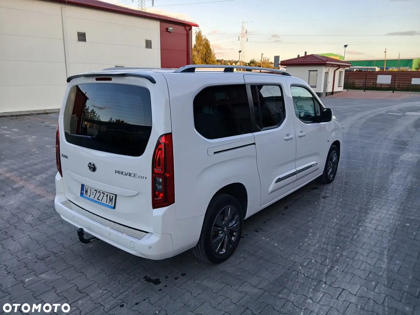 2020 Toyota Proace City Verso Long 1.5 D-4D Business, photograph 3