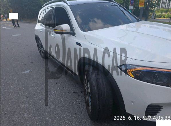 2022 Mercedes-Benz EQB300 4MATIC, photograph 5