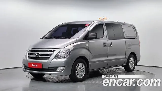 2016 Hyundai Starex 5-Seater VAN, photograph 1