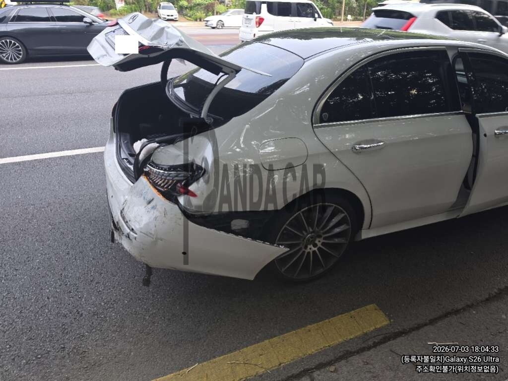 2021 Mercedes-Benz E350 4MATIC, photograph 3