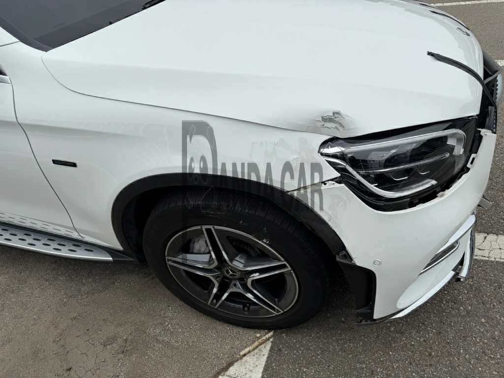 2020 Mercedes-Benz GLC300 e 4MATIC Coupe, photograph 3