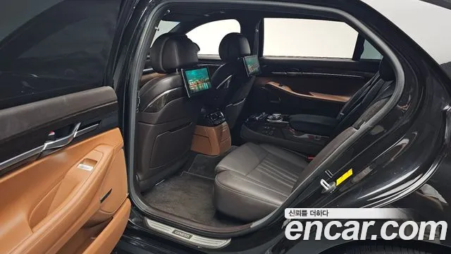Genesis G90 3.3 T AWD — photo 1 of 37