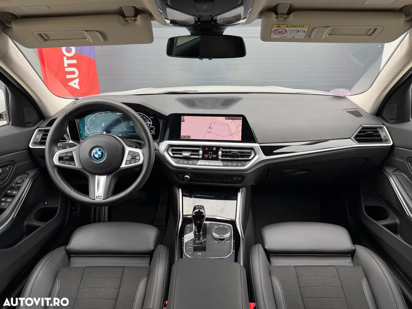 2022 BMW Seria 3, photograph 2