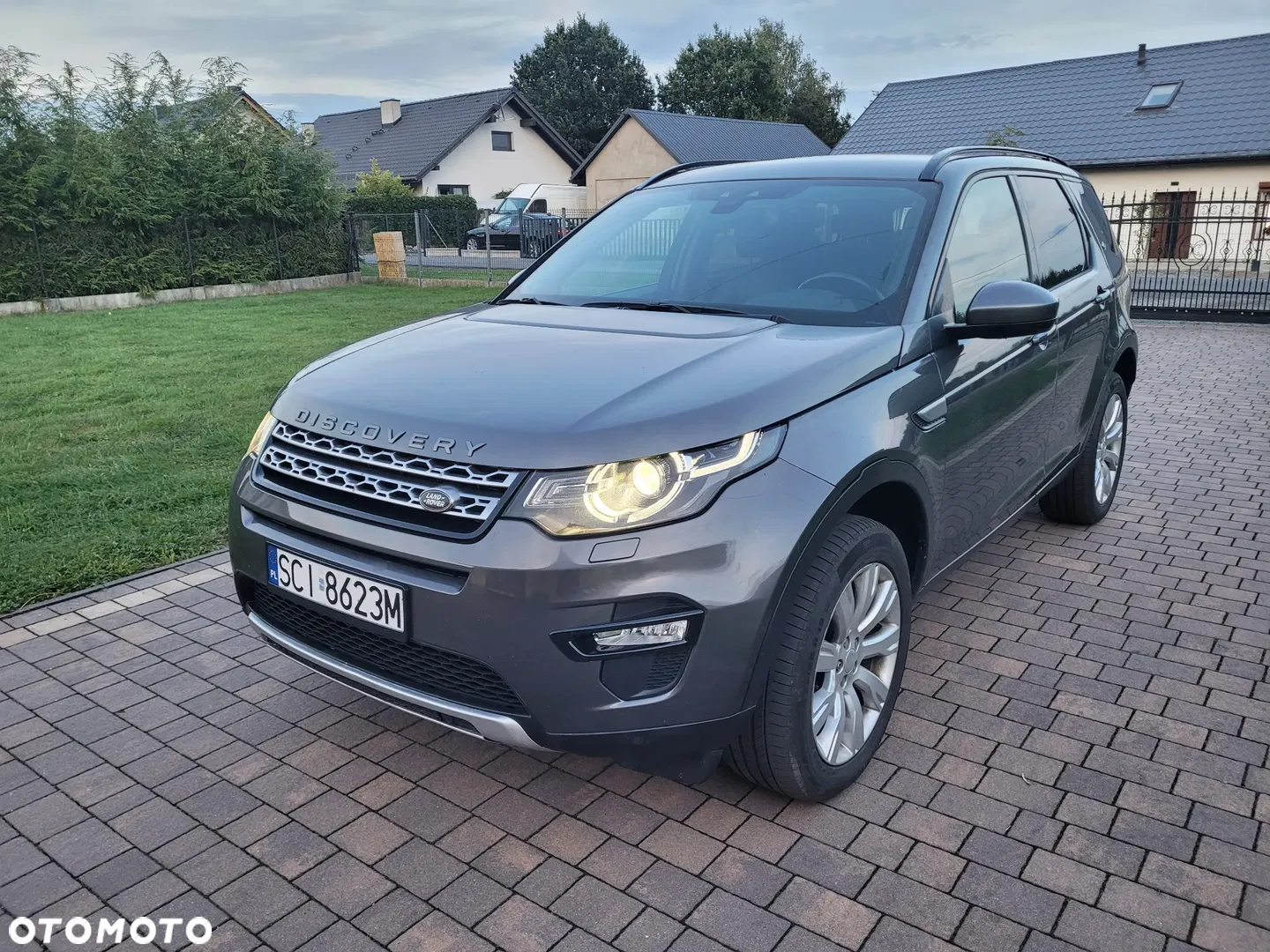 Land Rover Discovery Sport TD4 HSE Luxury — photo 1 of 19