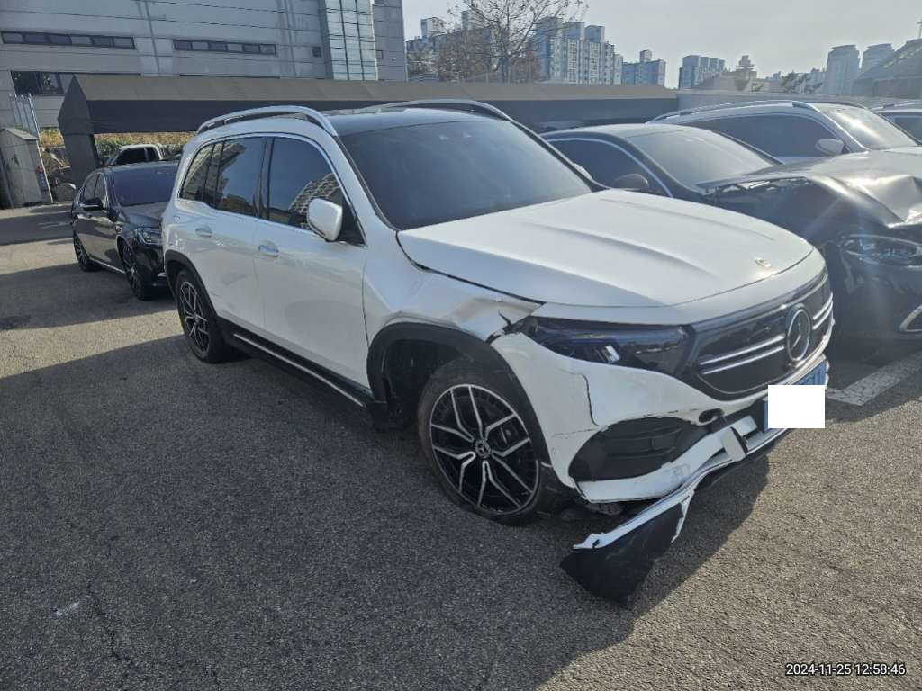 2023 Mercedes-Benz EQB300 4MATIC, photograph 3