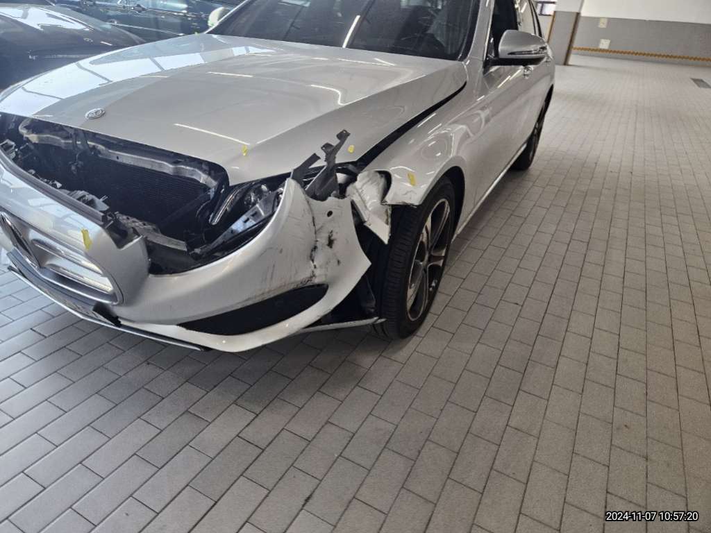 2017 Mercedes-Benz E300 4Matic, photograph 3
