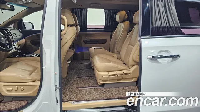 Kia Canival Gasoline 7-seater Hi-Limousine — photo 1 of 30